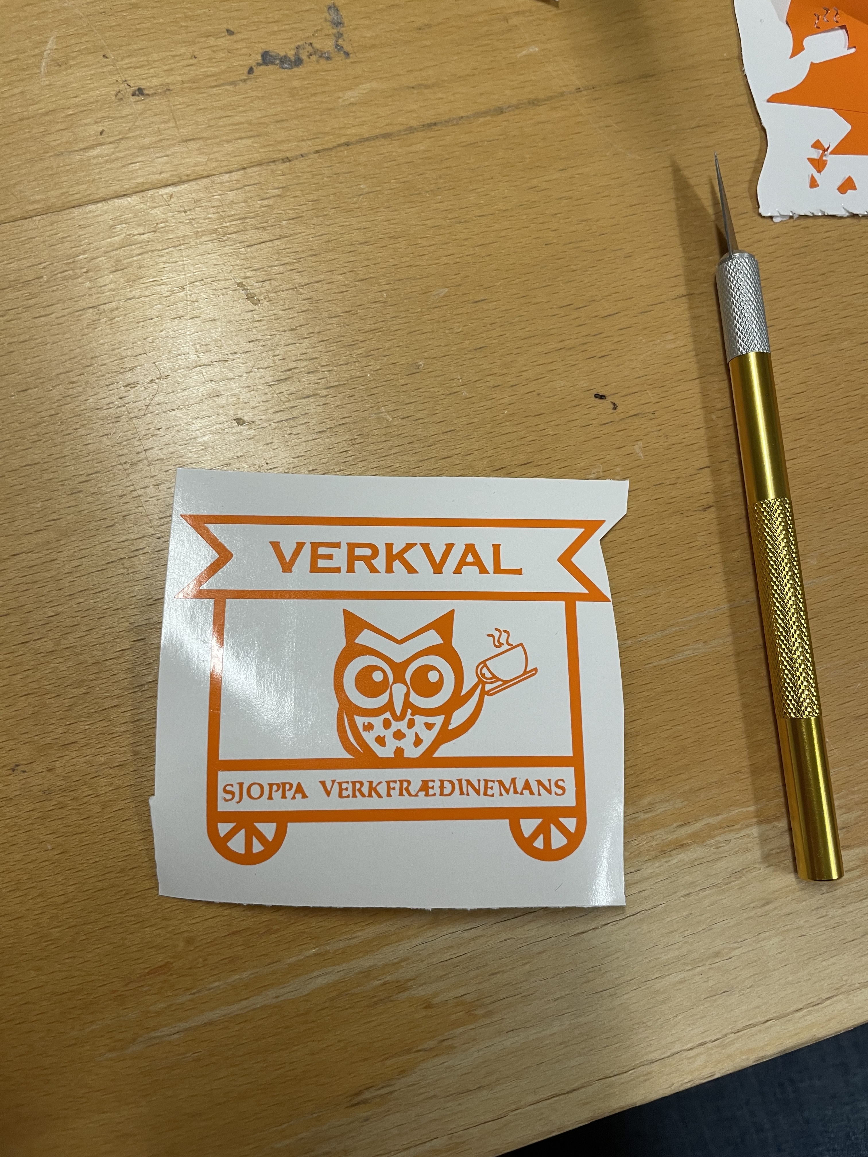 Mynd af snyrtum límmiða